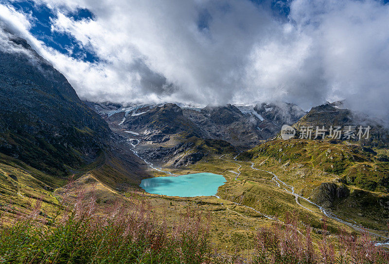 位于瑞士斯泰因冰川和斯泰因湖周围的美丽的瑞士阿尔卑斯山的Susten Pass